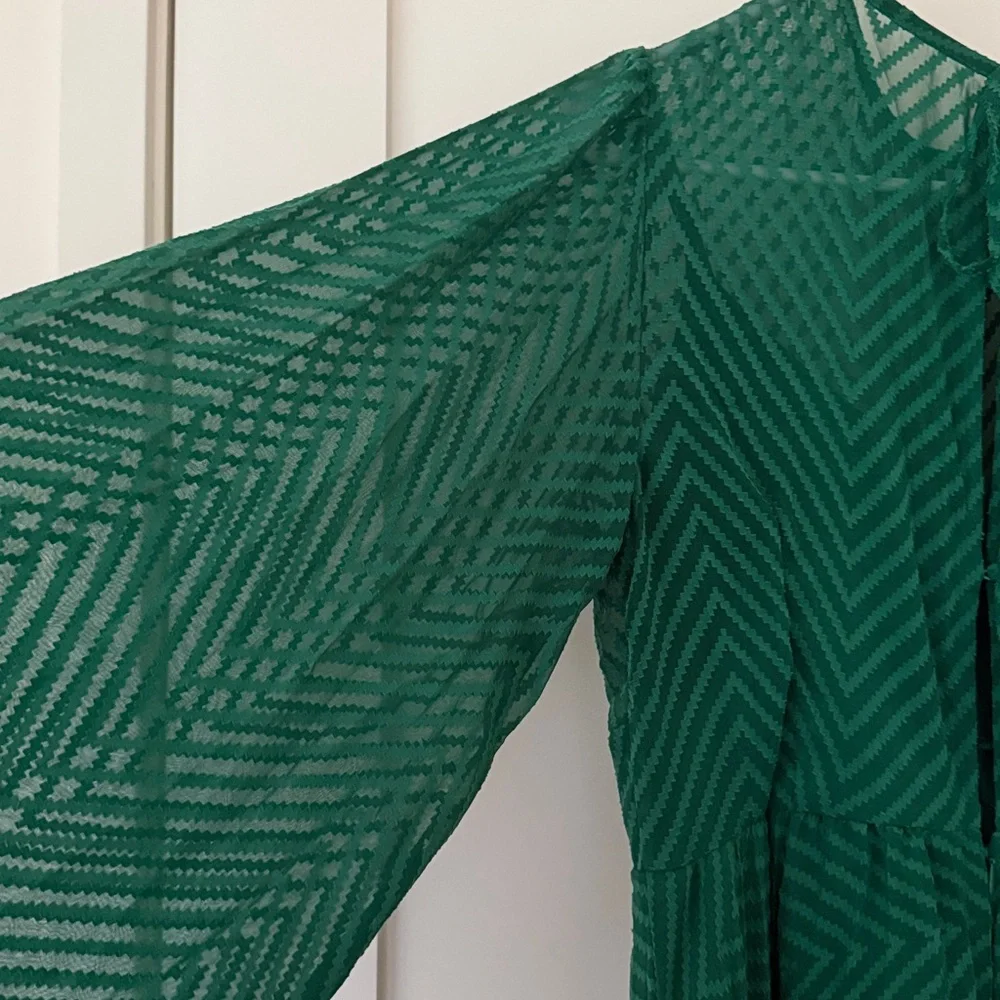 ASOS DESIGN green tie back fluted sleeve pleated chevron chiffon midi dress. - Picture 9 of 9